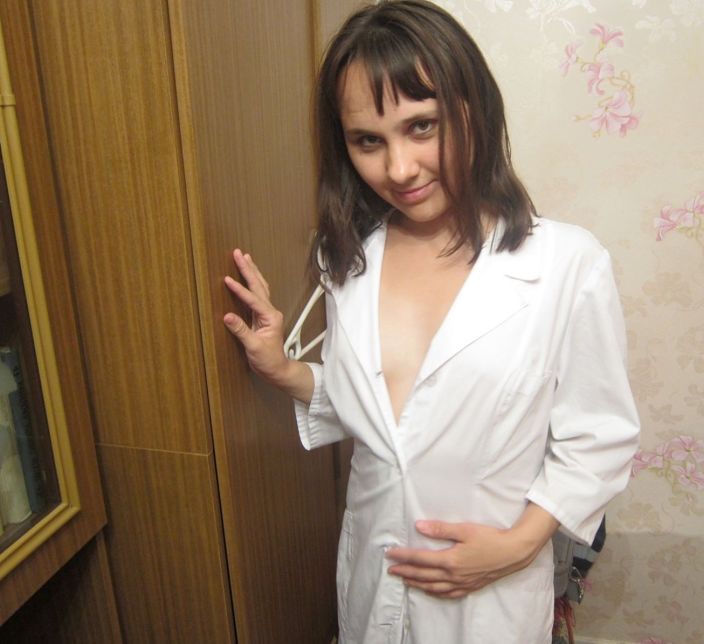 Пухлая русская медичка сняла белый халат и встала раком для траха
