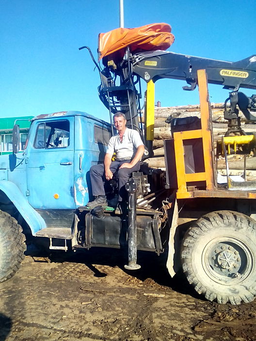 кидаюсь бревнами