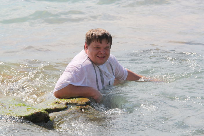 в море