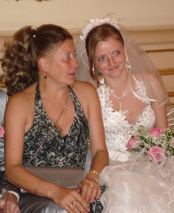 Это я и моя мама на моей свадьбе.))
