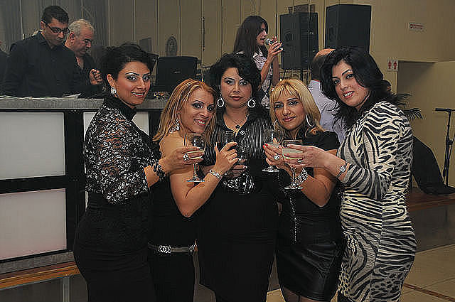 Азербайджанки в Армянском отеле перед обслуживание
