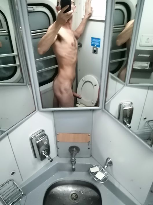 У кого-нибудь был секс в поезде?))