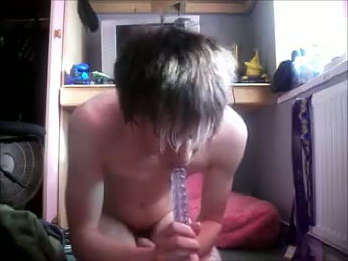 парень играет