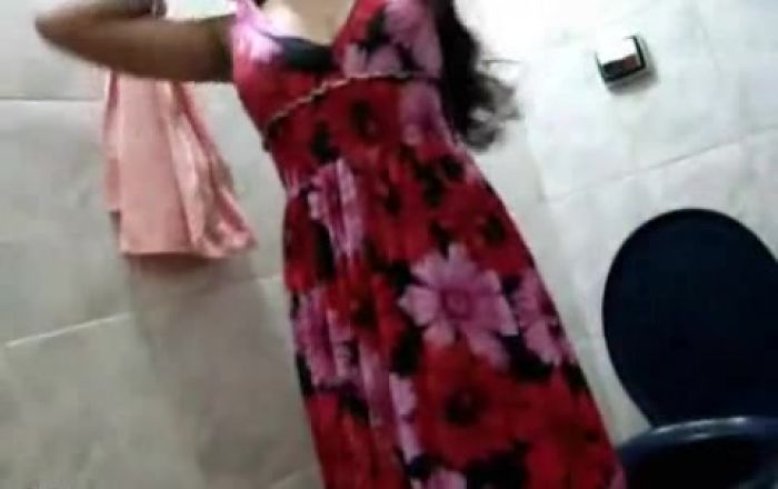 Индийка раздвается в ванной