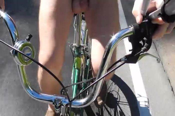 На велосипеде голым