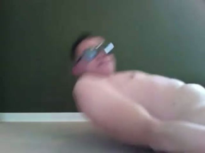 кончает себе в рот