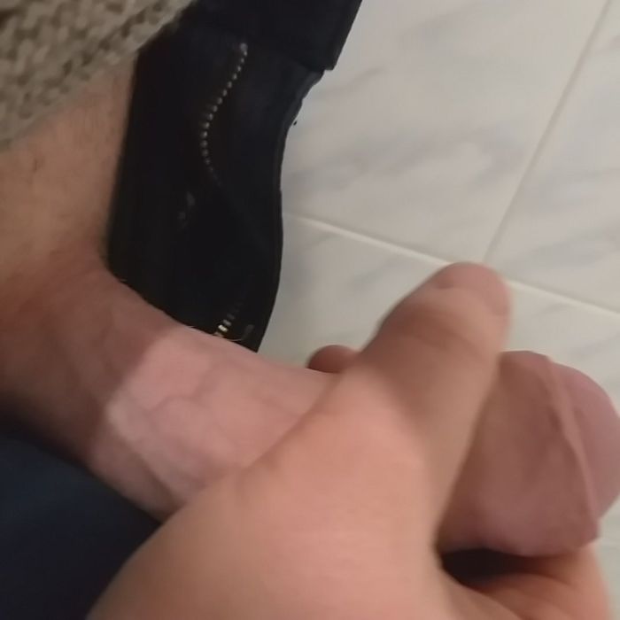 Просто балуюсь в туалете