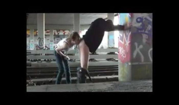 Жучка Тузика под мостом зажарила)))