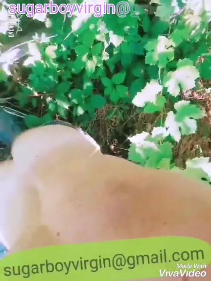 Вид сзади в саду