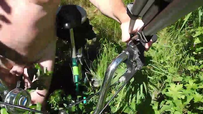 голый на велосипеде по дороге