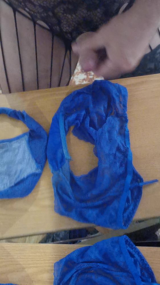 Кончил на трусики хозяйки