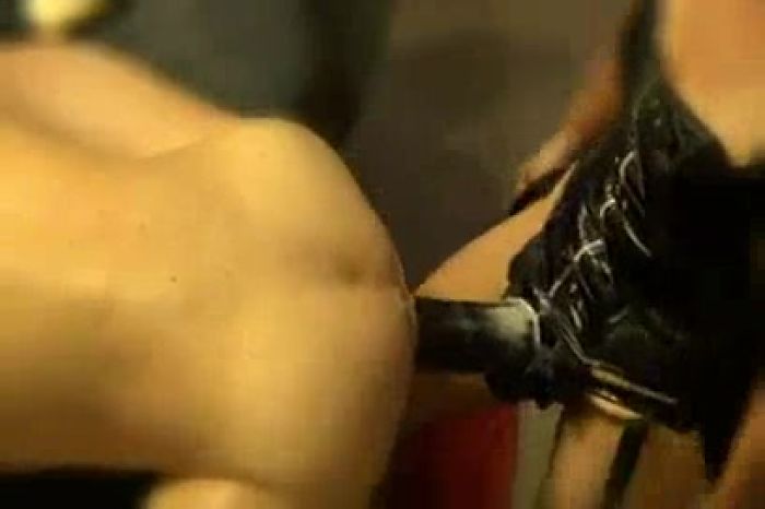 Вот чем и как должна ебать Госпожа раба