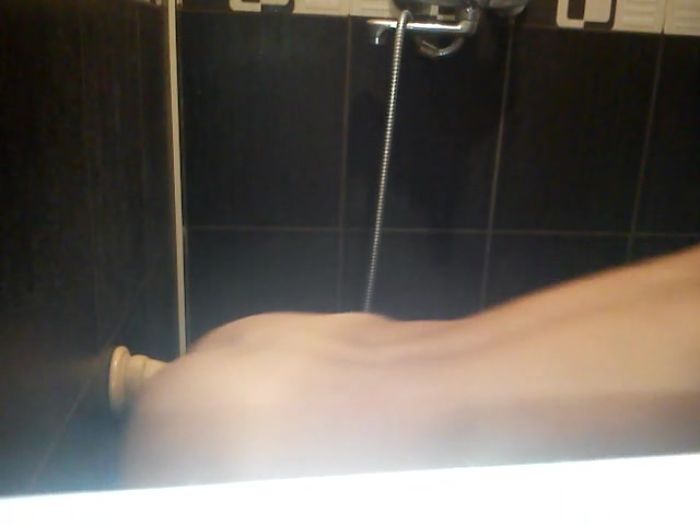 В душе играюсь