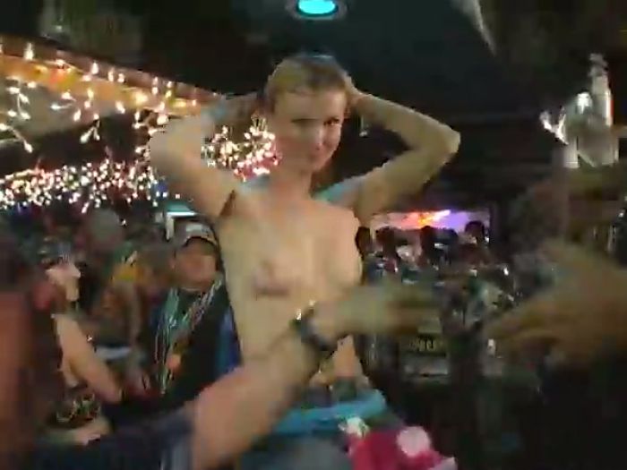 Amateur Girls Flashing Juggs In Public