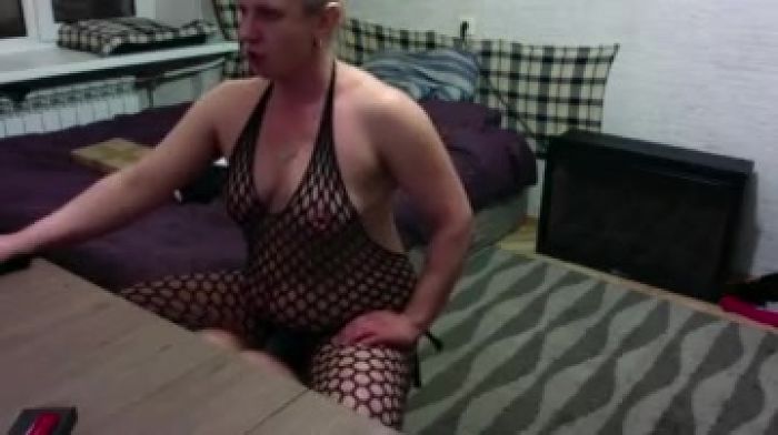 СМОТРЕТЬ ВСЕМ!Ебу пидора под столом