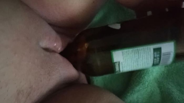 Бутылка в киску