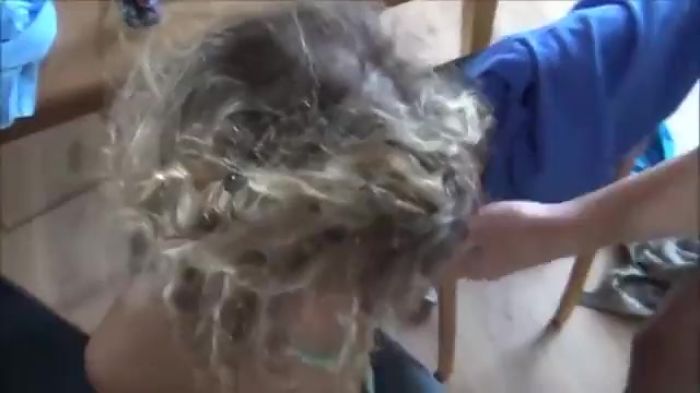 Жена дает двоим.