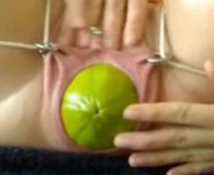 Фистит свою манду маленькой дыней)))