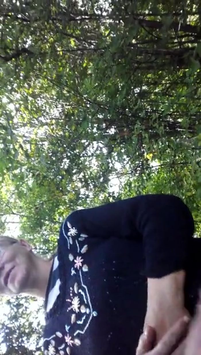 тетка подержалась за член ананиста