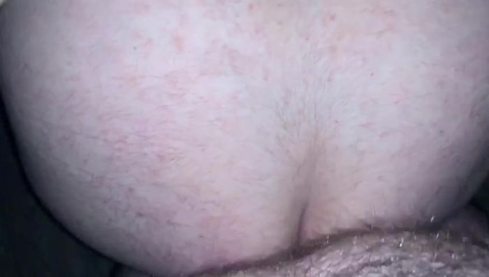 ебет меня в жопу.)))