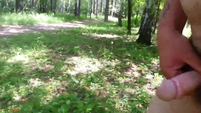 мужик дрочит на пожилую женщину в посадке.